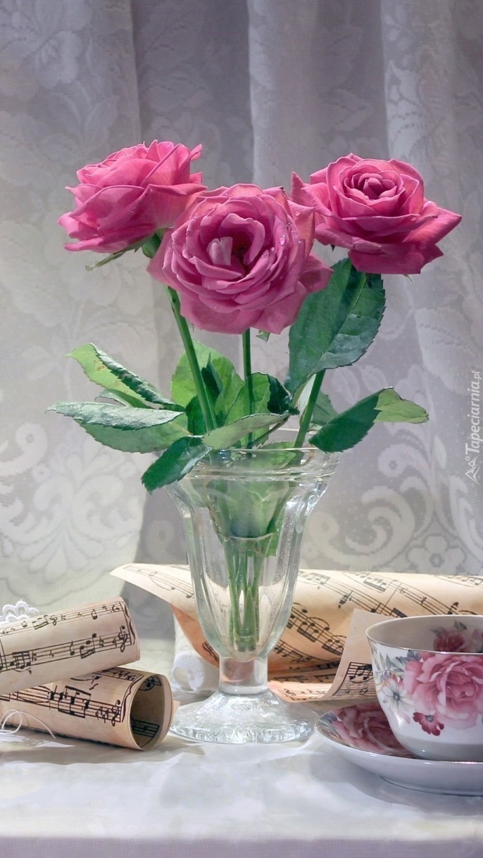 Nuty na stole z wazonem róż