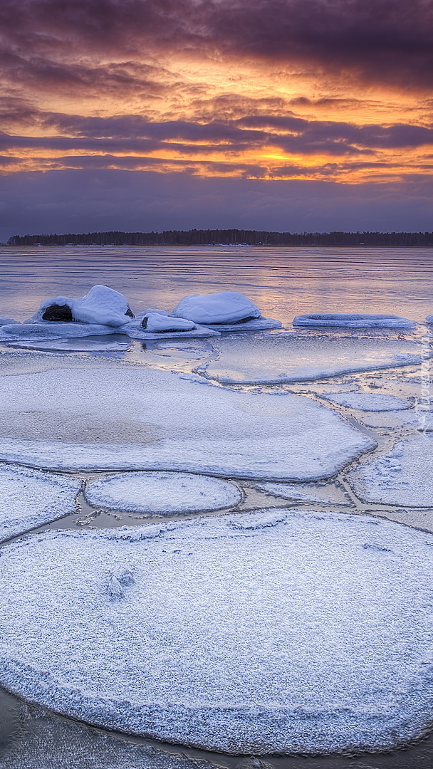 Oblodzone jezioro Wener w Szwecji