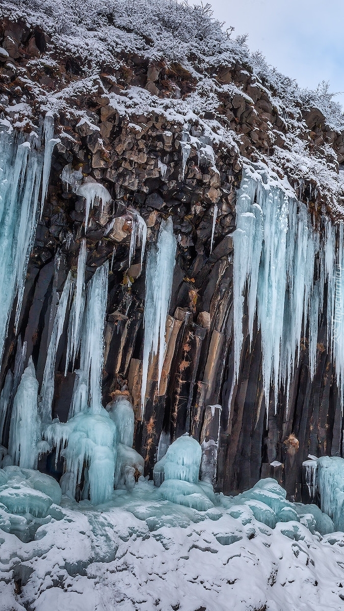 Oblodzony wodospad Svartifoss Falls