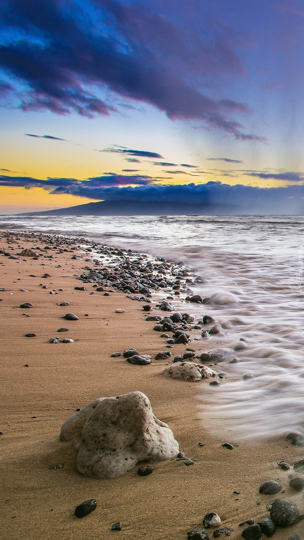 Ocean z kamienistą plażą