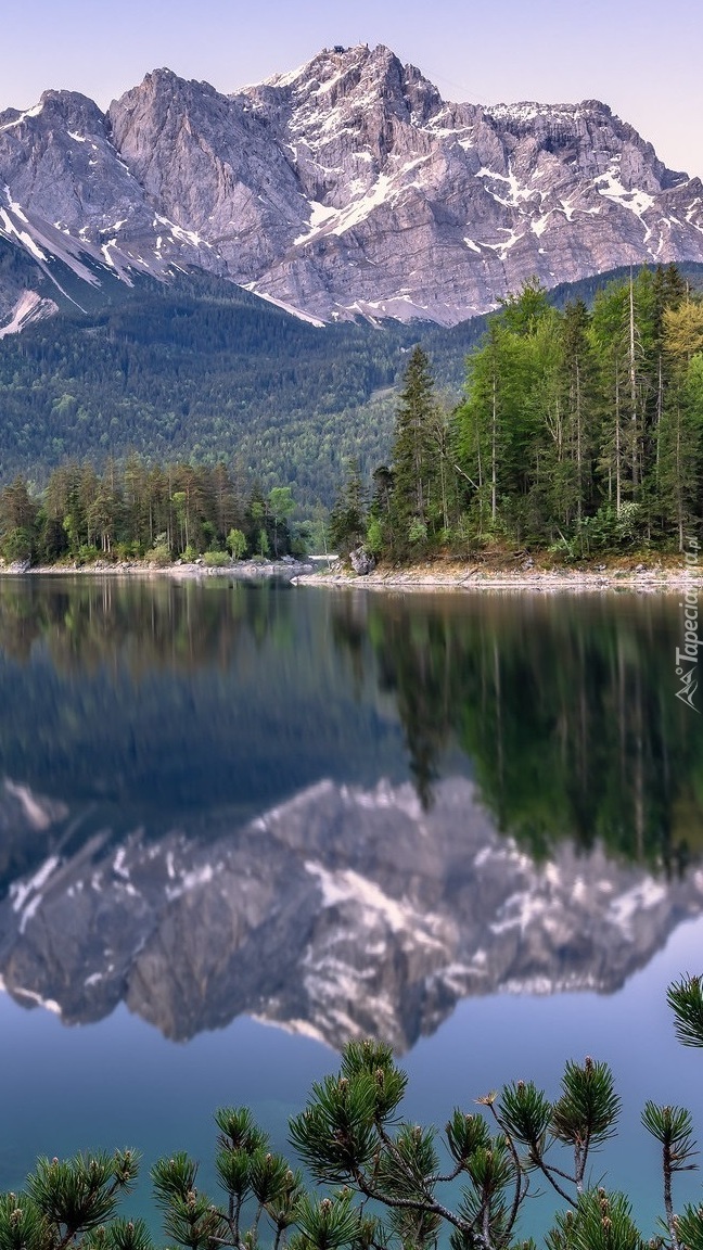 Odbicie Alp Bawarskich w jeziorze Eibsee