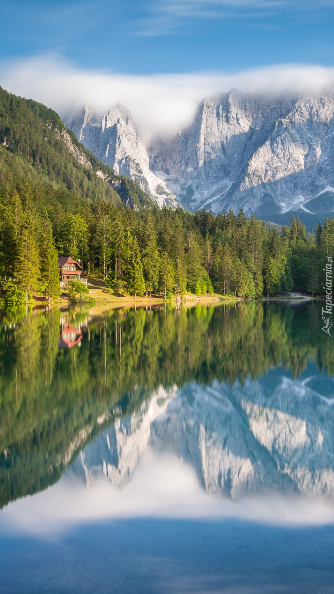 Odbicie Alp Julijskich w jeziorze Lake Fusine