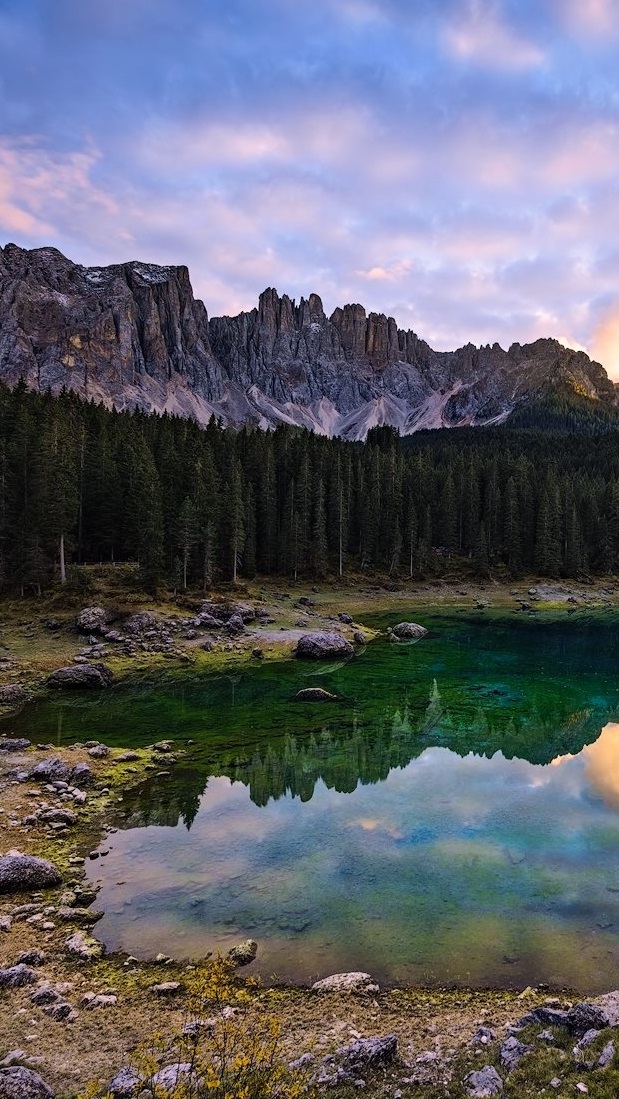 Odbicie Dolomitów w jeziorze Lago di Carezza