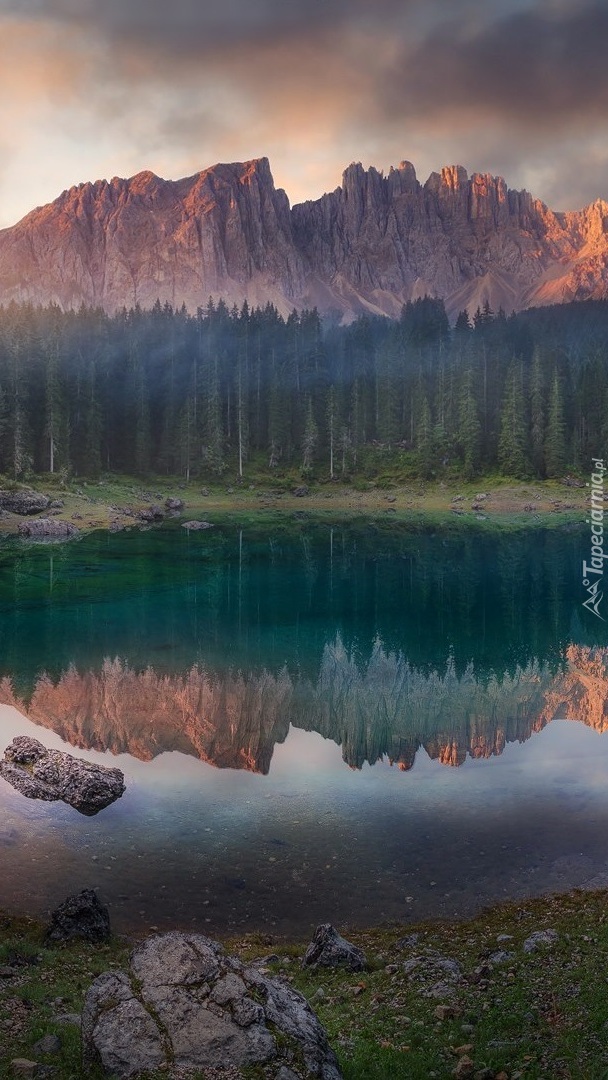 Odbicie Dolomitów w jeziorze Lago di Carezza