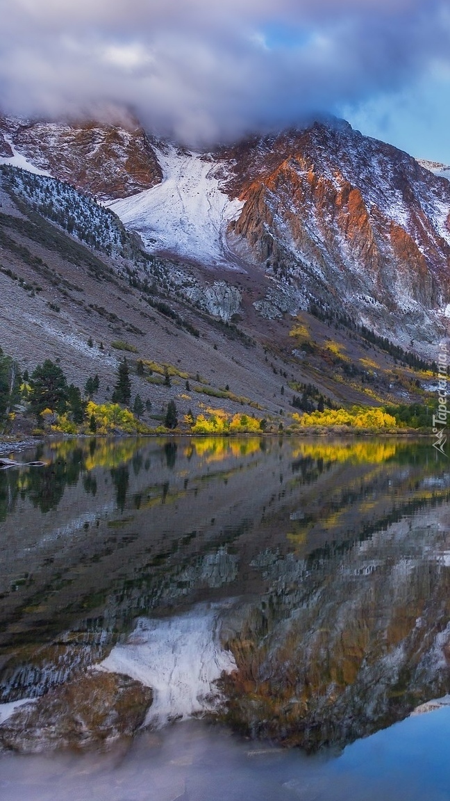 Odbicie gór i chmur w jeziorze Parker Lake w Kalifornii