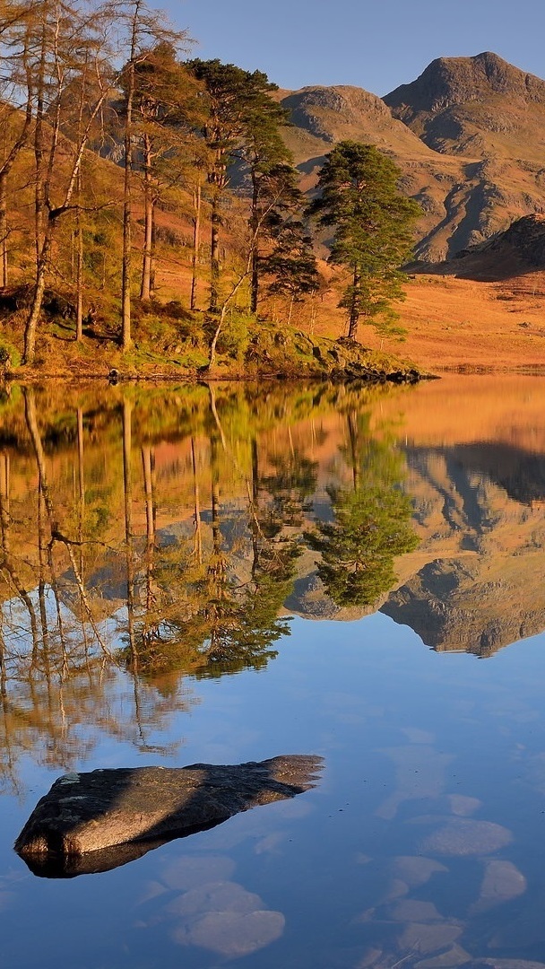 Odbicie gór i drzew w jeziorze Blea Tarn Lake