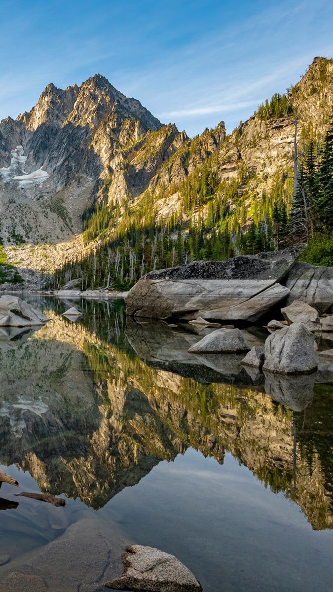 Odbicie gór i drzew w jeziorze Colchuck Lake