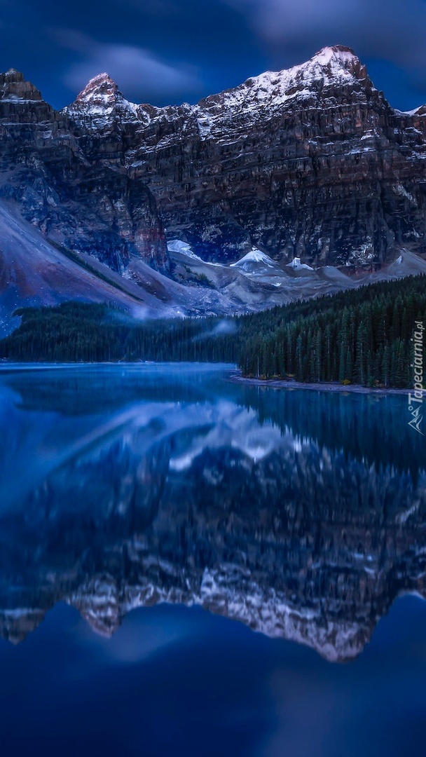 Odbicie gór w jeziorze Moraine Lake