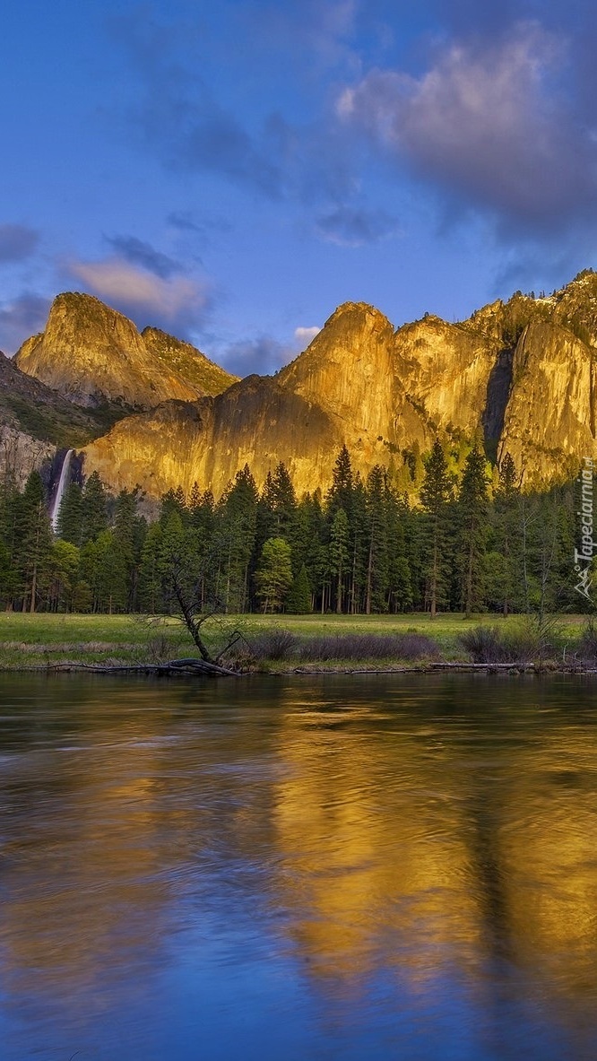 Odbicie gór w rzece Merced w Parku Narodowym Yosemite
