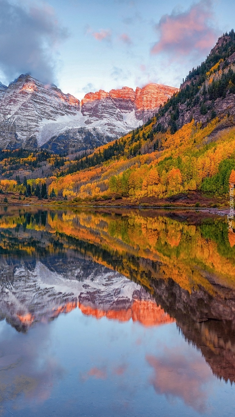 Odbicie górskiego stoku w jeziorze Maroon Lake