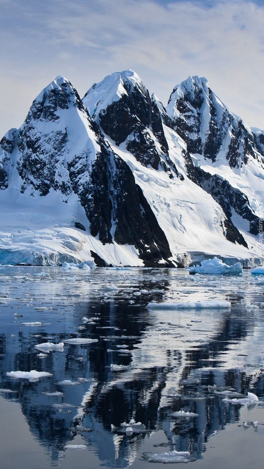 Odbicie góry lodowej w morskiej tafli