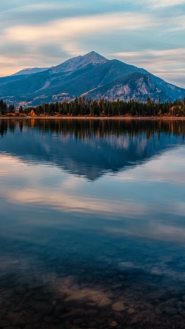 Odbicie góry w jeziorze Dillon Lake