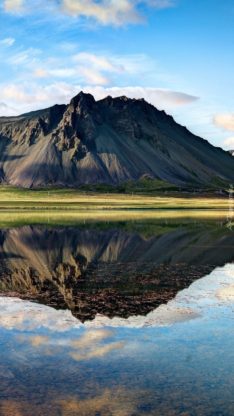 Odbicie islandzkich gór w jeziorze