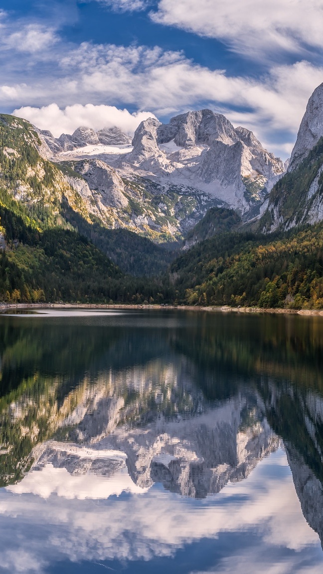Odbicie ośnieżonych Alp w jeziorze Gosausee
