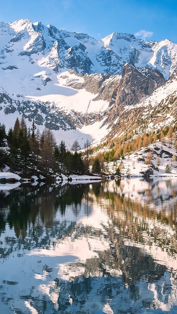 Odbicie ośnieżonych Dolomitów w jeziorze Aviolo Lake