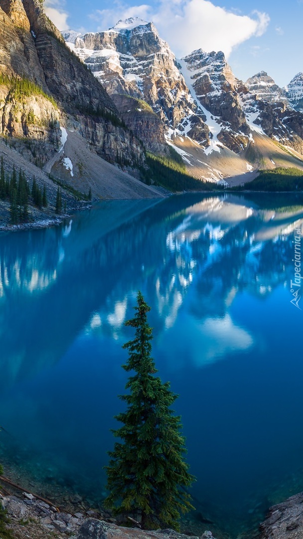 Odbicie ośnieżonych gór w jeziorze Moraine Lake