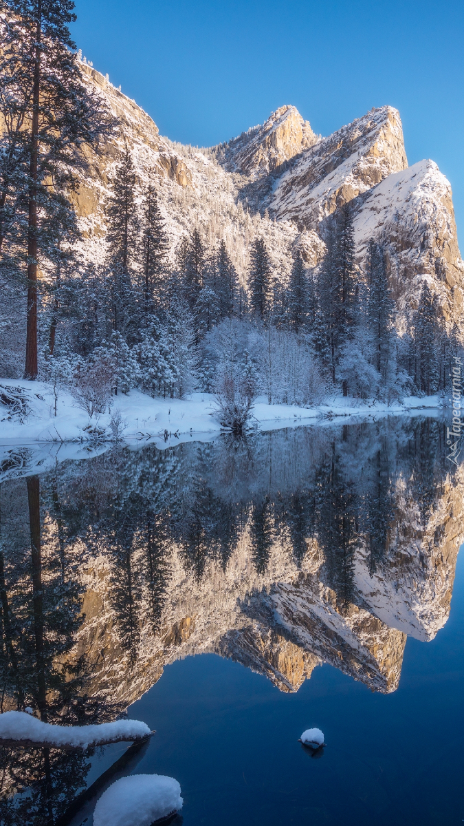 Odbicie ośnieżonych gór w rzece Merced River