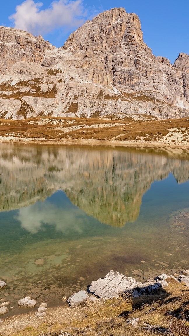 Odbicie rozświetlonych Dolomitów w jeziorze Laghi dei Piani