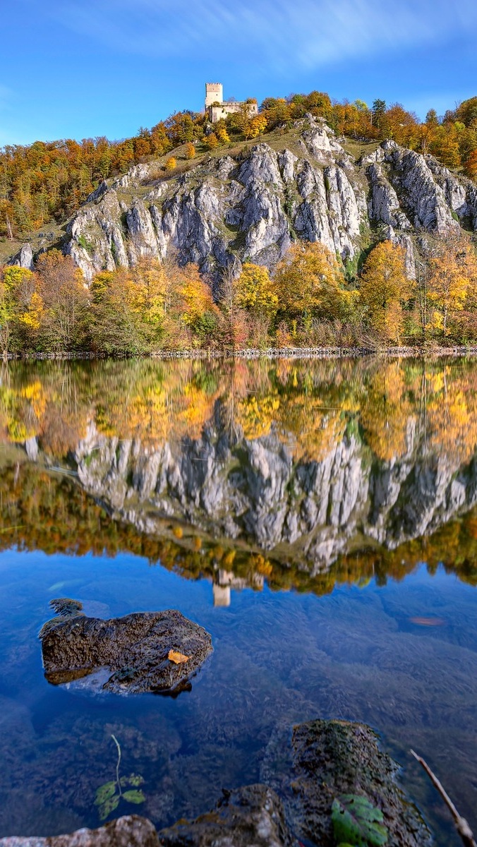 Odbicie skał i drzew w rzece