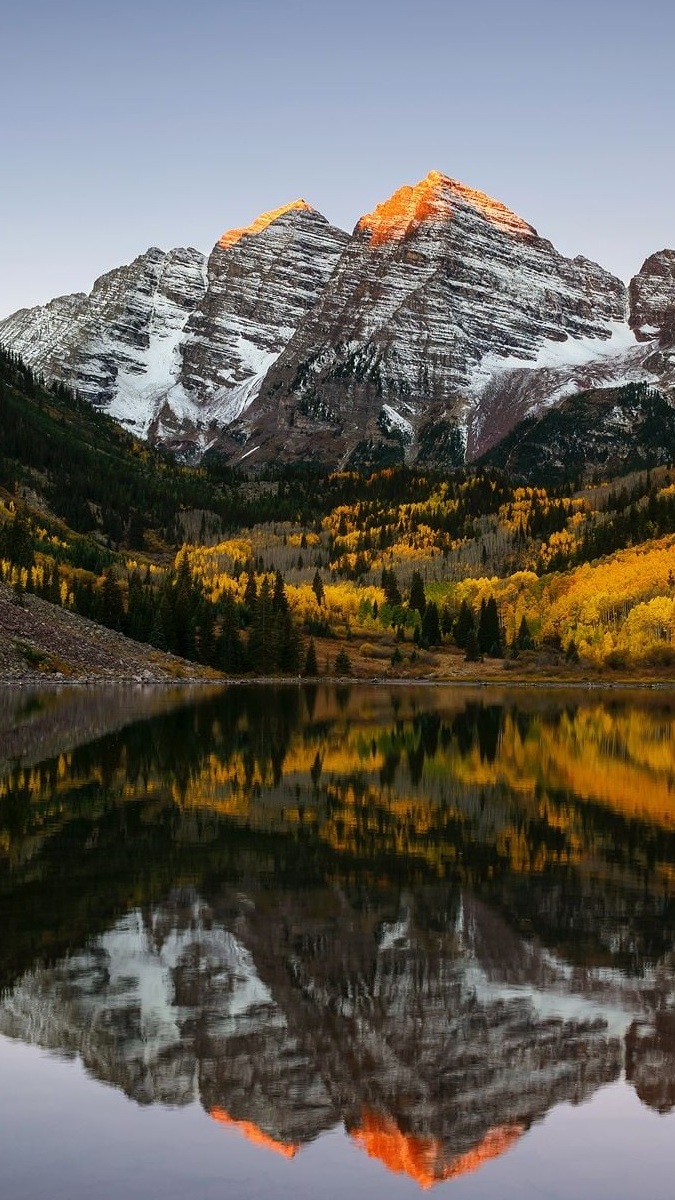 Odbicie szczytów Maroon Bells w jeziorze Maroon Lake