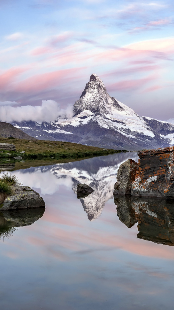 Odbicie szczytu Matterhorn w jeziorze Stellisee