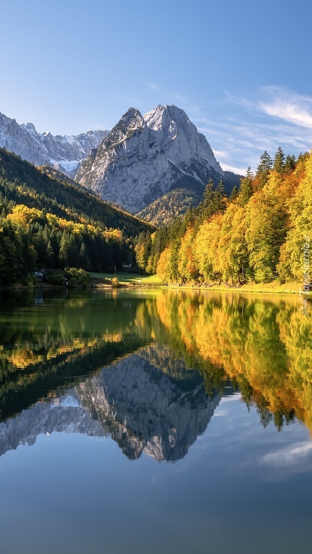 Odbicie szczytu Zugspitze w jeziorze Riessersee