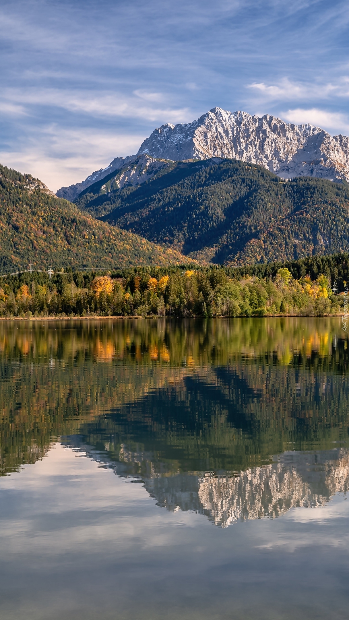 Odbicie w jeziorze Eibsee pasma górskiego Karwendel