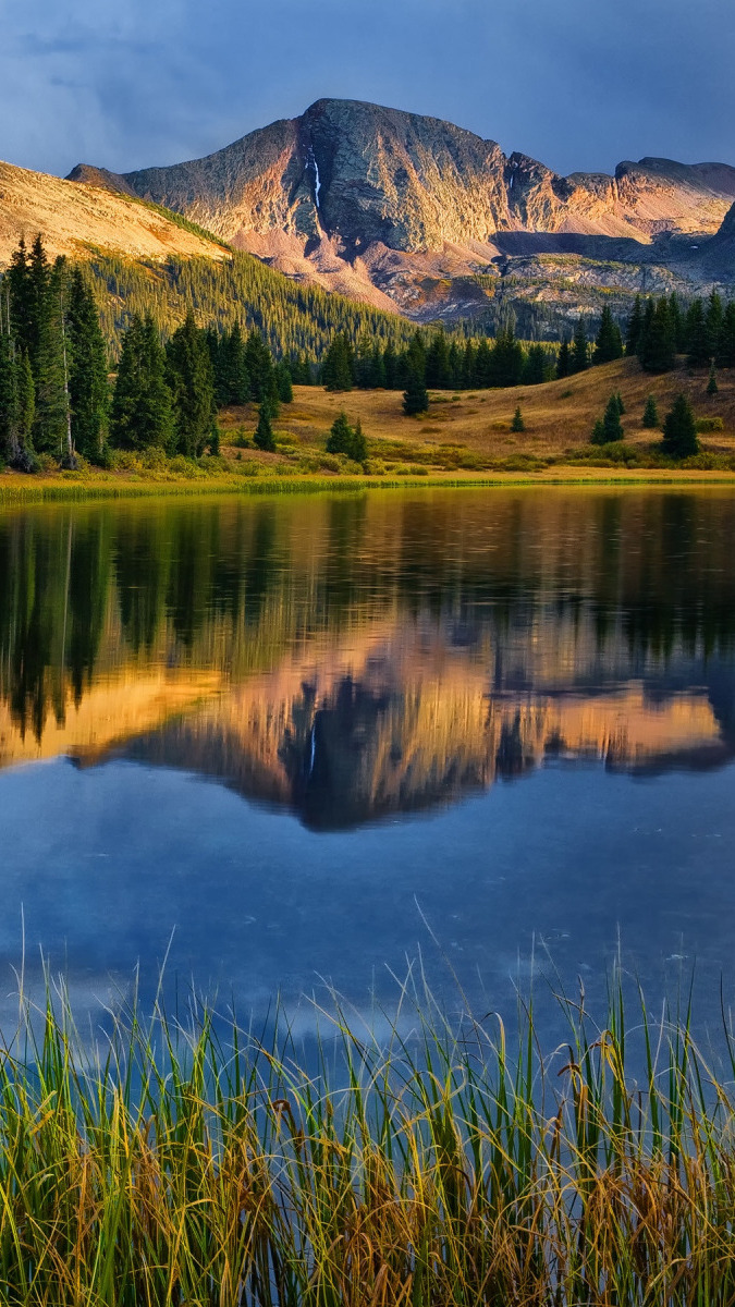Odbicie w jeziorze Molas Lake rozświetlonych gór