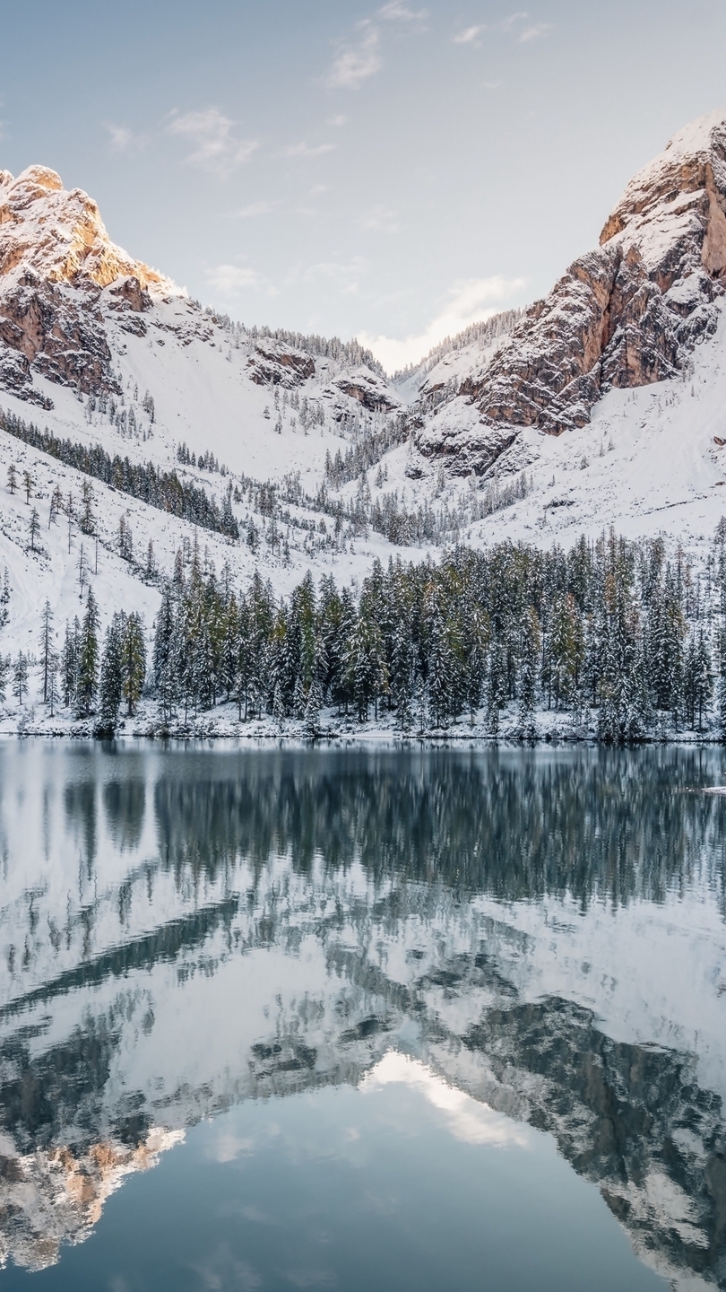 Odbicie zaśnieżonych Dolomitów w jeziorze Pragser Wildsee