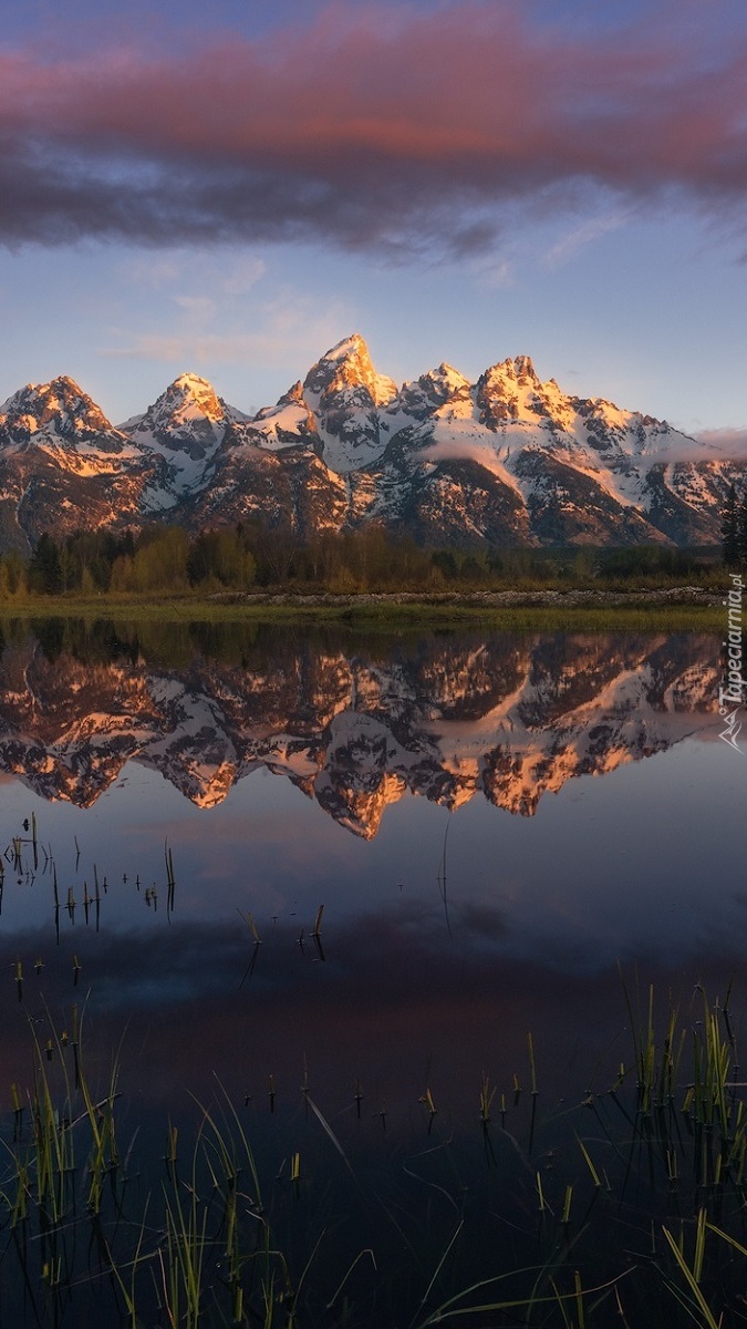 Odbijający się w jeziorze szczyt Grand Teton