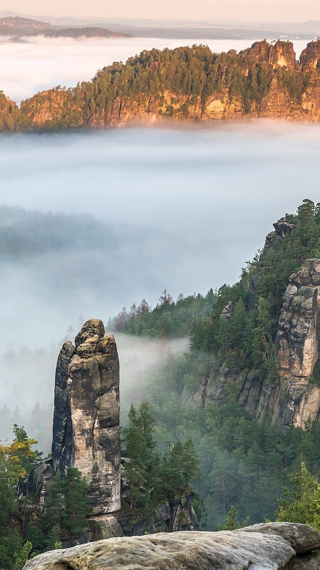 Opadająca mgła wśród skał