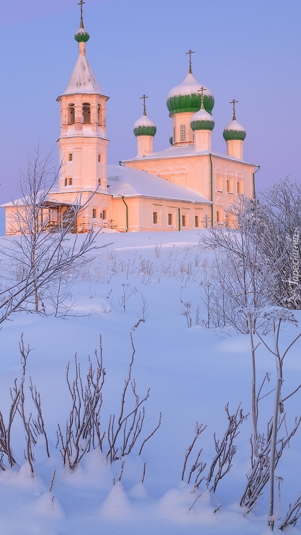 Ośnieżona cerkiew na wzgórzu