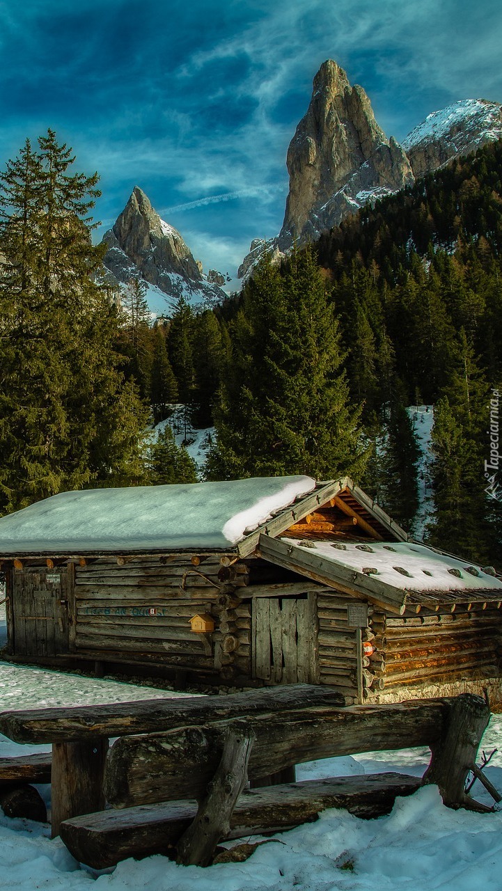Ośnieżona chata w Alpach