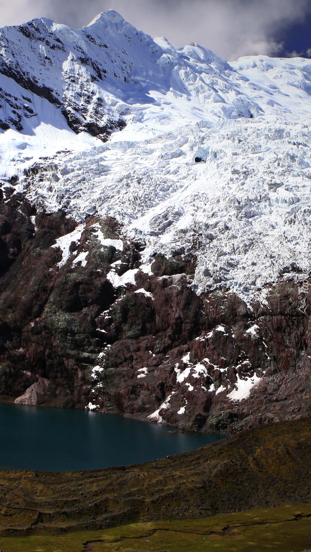 Ośnieżona góra Ausangate w Peru