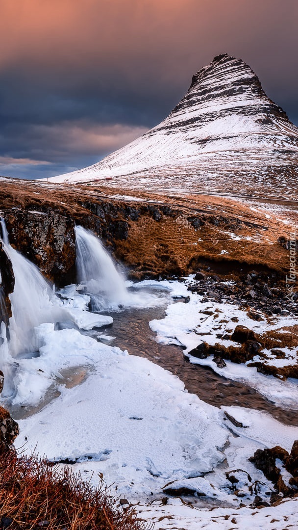 Ośnieżona góra Kirkjufell i wodospad Kirkjufellsfoss