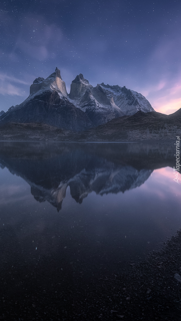 Ośnieżone góry Cordillera del Paine i jezioro Lake Pehoe w Chile