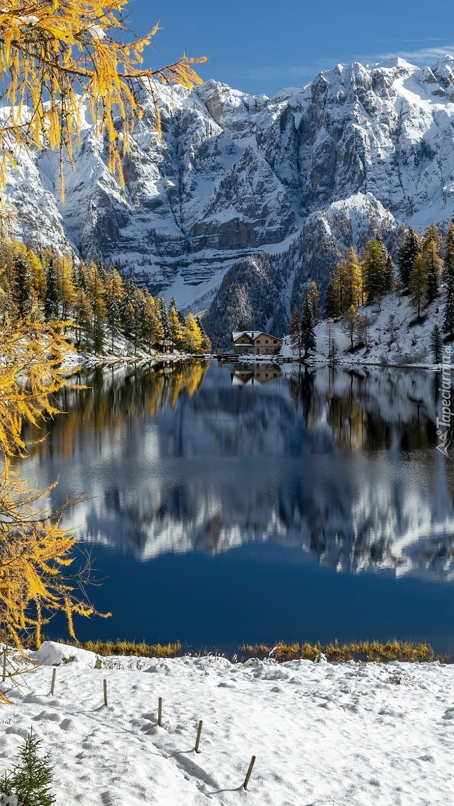 Ośnieżone góry nad jeziorem Lago delle Malghette