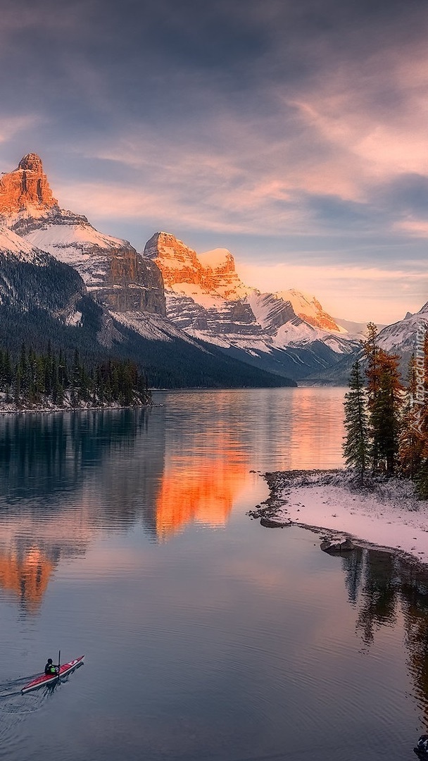 Ośnieżone góry nad jeziorem Maligne Lake