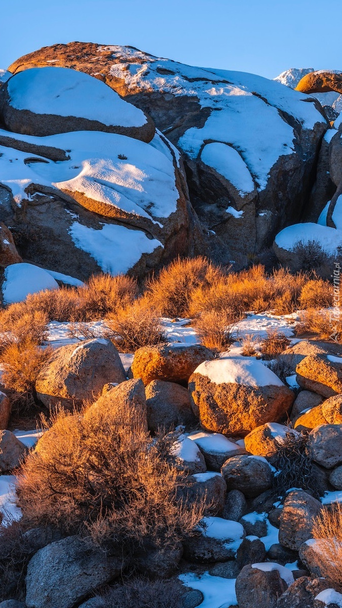 Ośnieżone kamienie i skały na terenie Alabama Hills