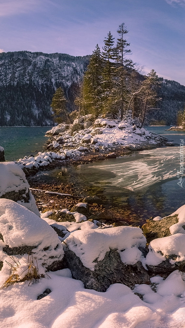 Ośnieżone kamienie nad jeziorem Eibsee