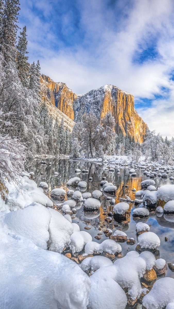 Ośnieżone kamienie w rzece Merced River