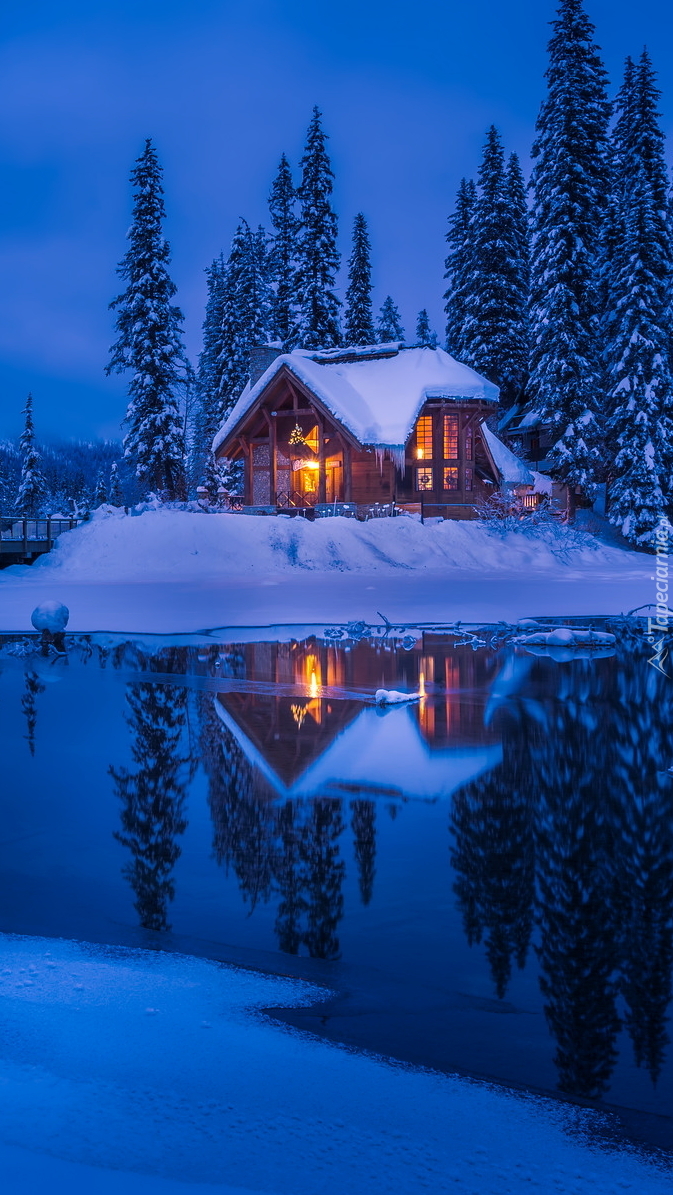 Ośnieżony domek nad jeziorem Emerald Lake