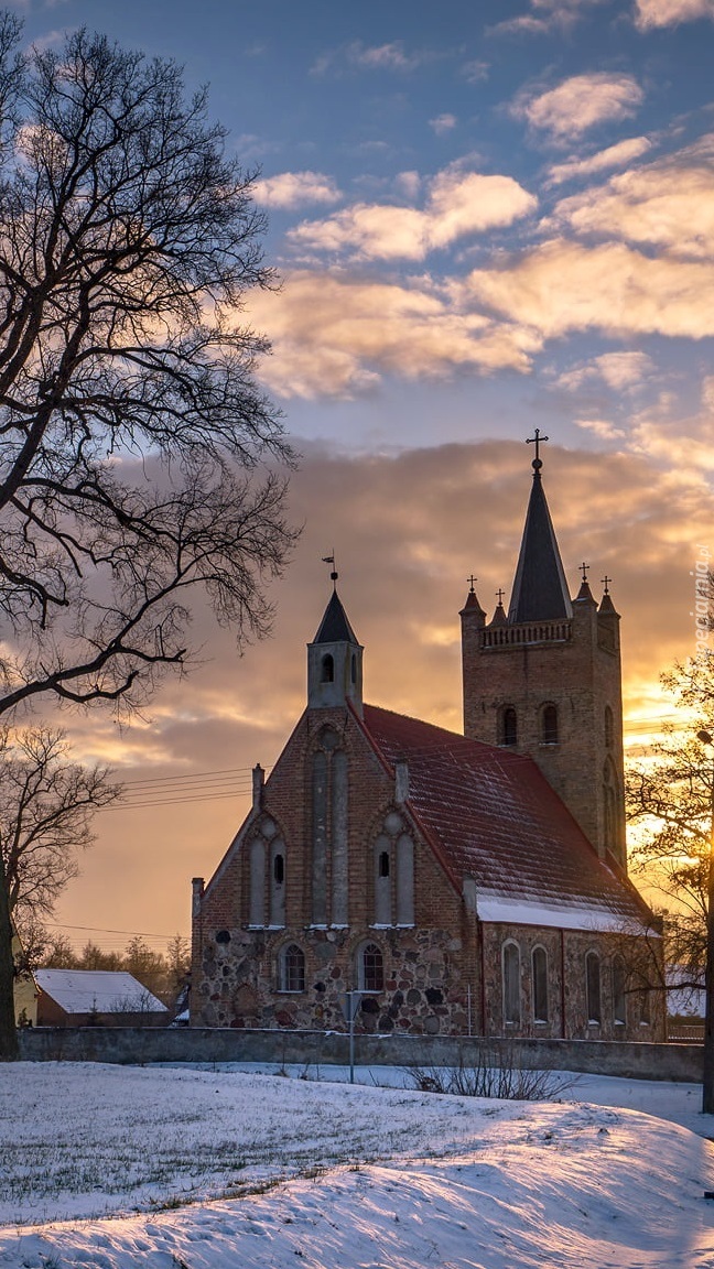 Ośnieżony kościół św Marka Ewangelisty w Chojnie