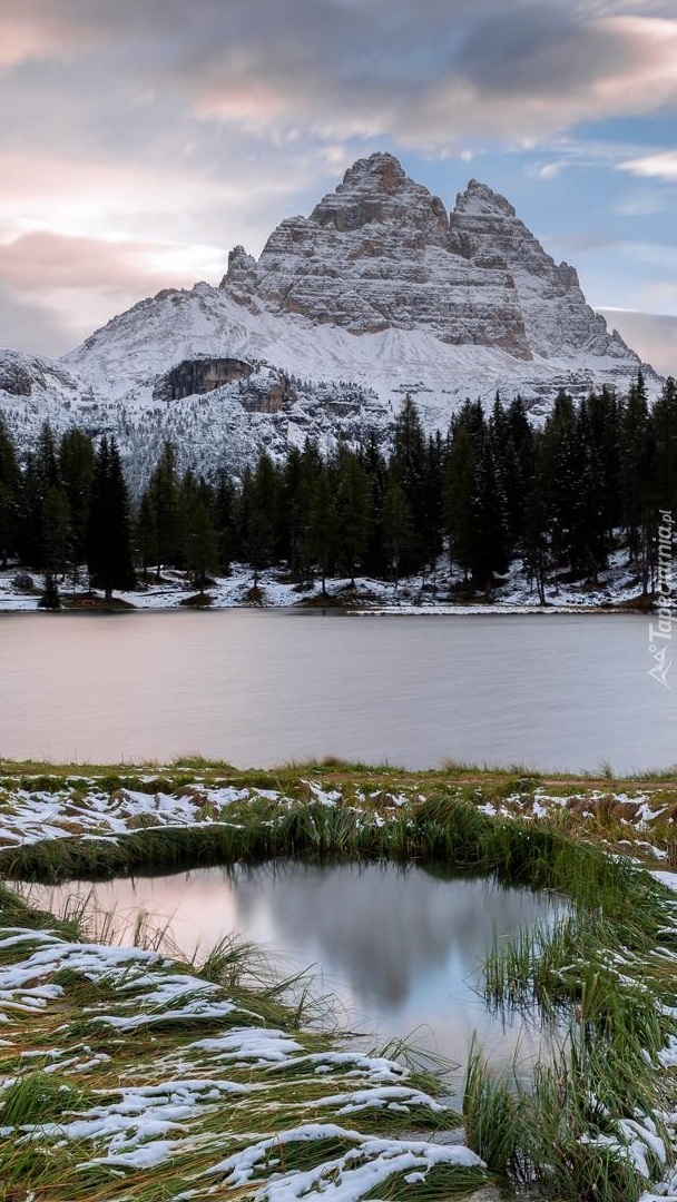 Ośnieżony masyw Tre Cime di Lavaredo i jezioro Antorno Lake