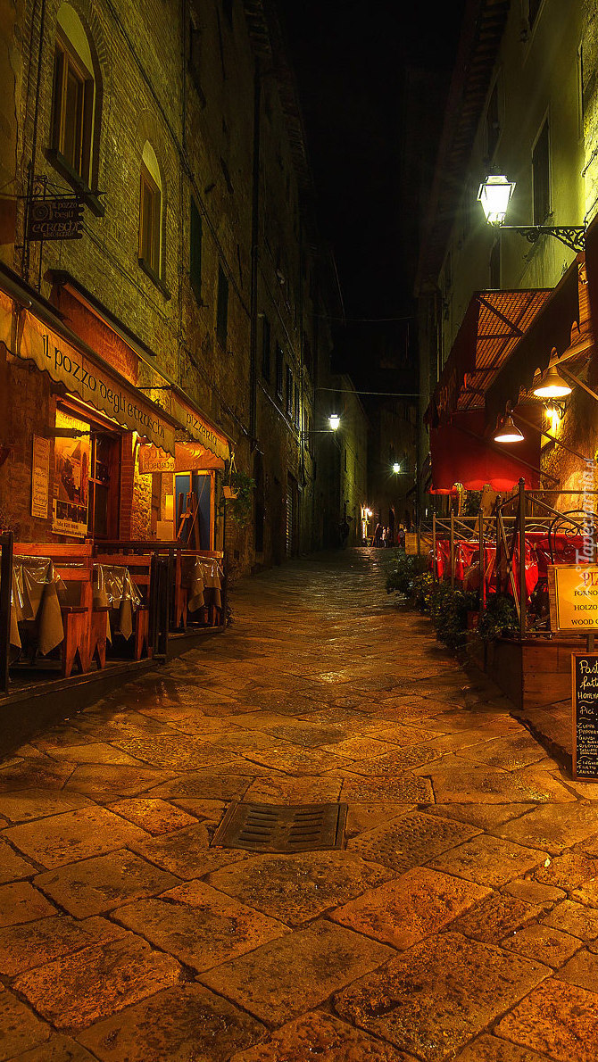 Oświetlona uliczka w Toskanii