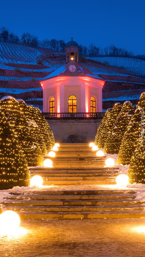 Oświetlona winiarnia Schloss Wackerbarth w zimowej scenerii