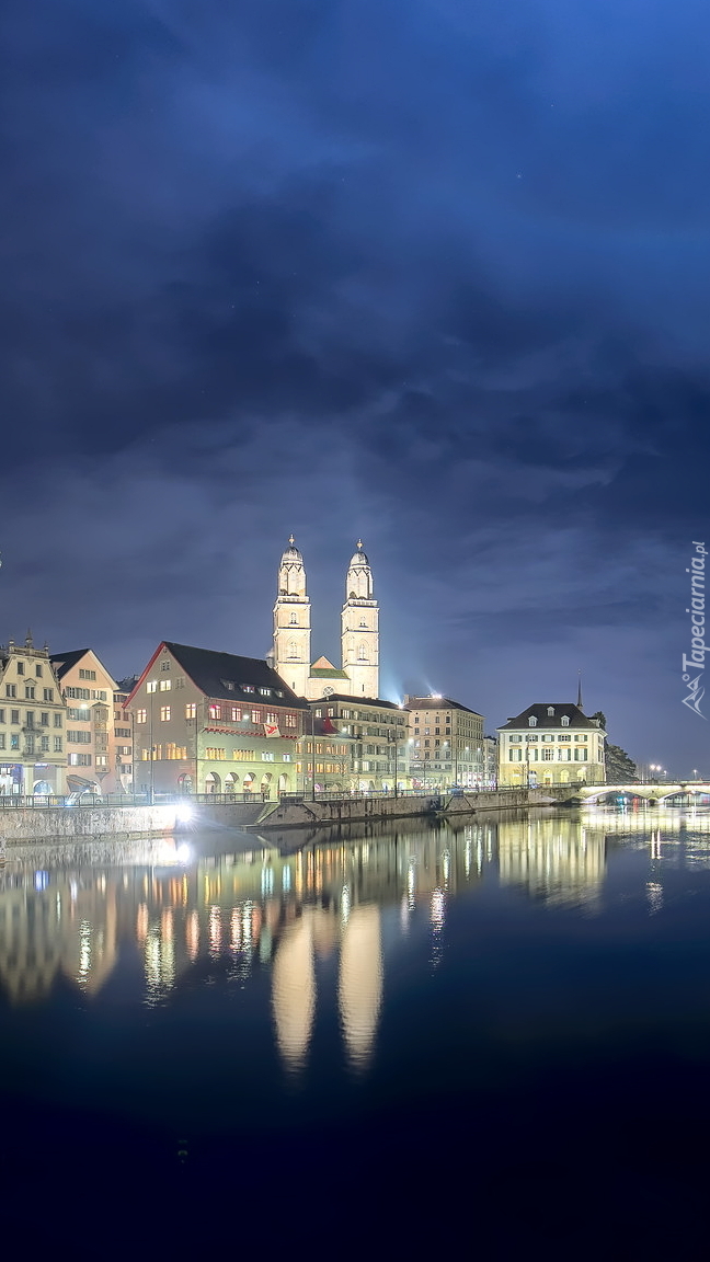 Oświetlone budynki nad rzeką Limmat