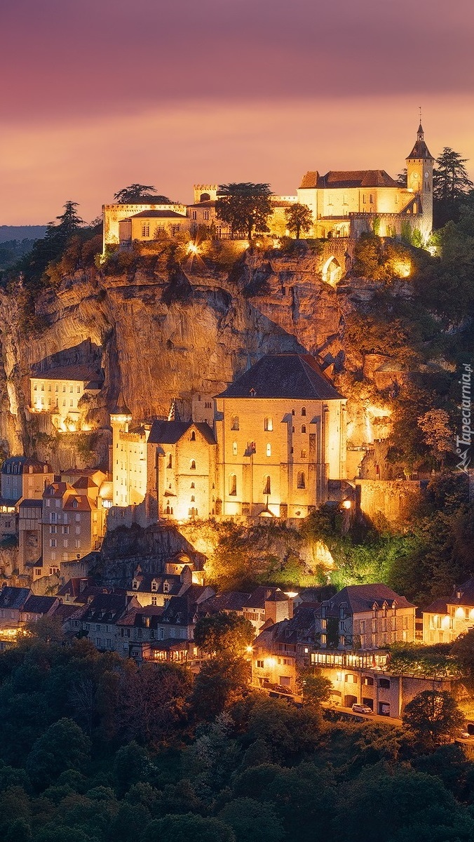 Oświetlone domy na skałach w Rocamadour