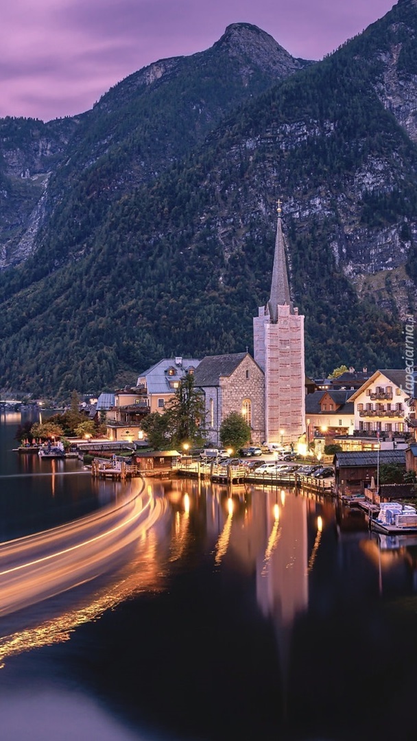 Oświetlone domy nad jeziorem Hallstattersee