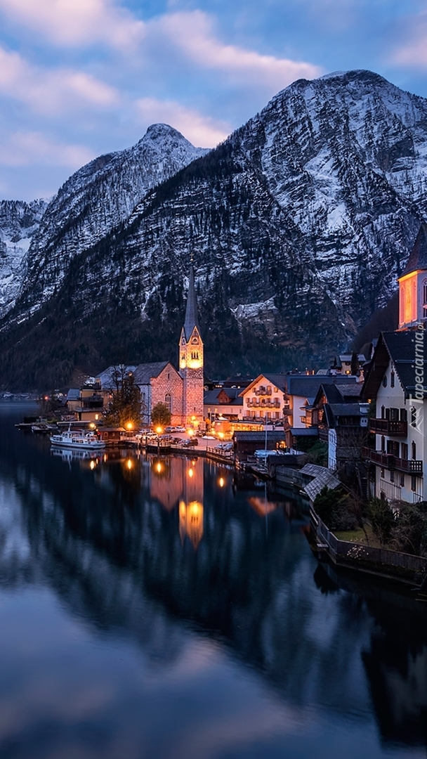 Oświetlone domy nad jeziorem Hallstattersee